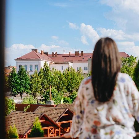 U Anity Hotel Oezjhorod Buitenkant foto