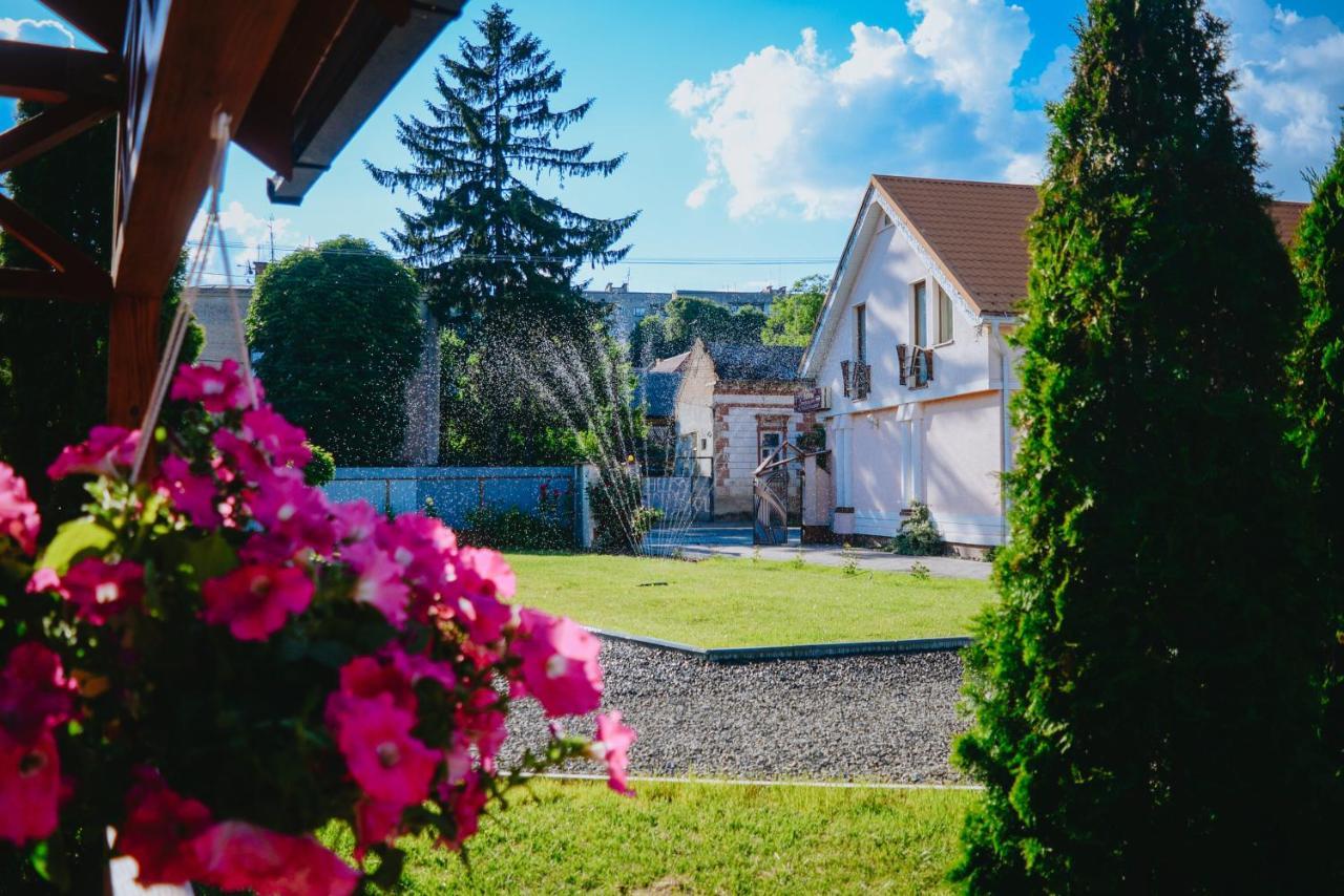 U Anity Hotel Oezjhorod Buitenkant foto