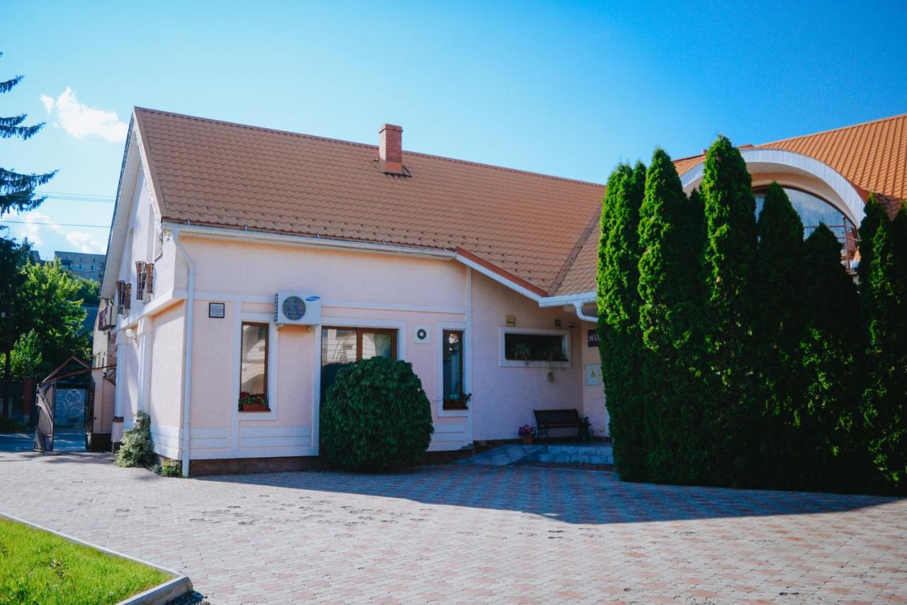 U Anity Hotel Oezjhorod Buitenkant foto