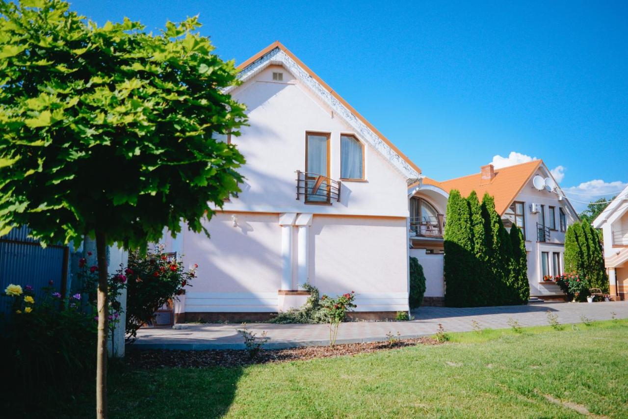 U Anity Hotel Oezjhorod Buitenkant foto