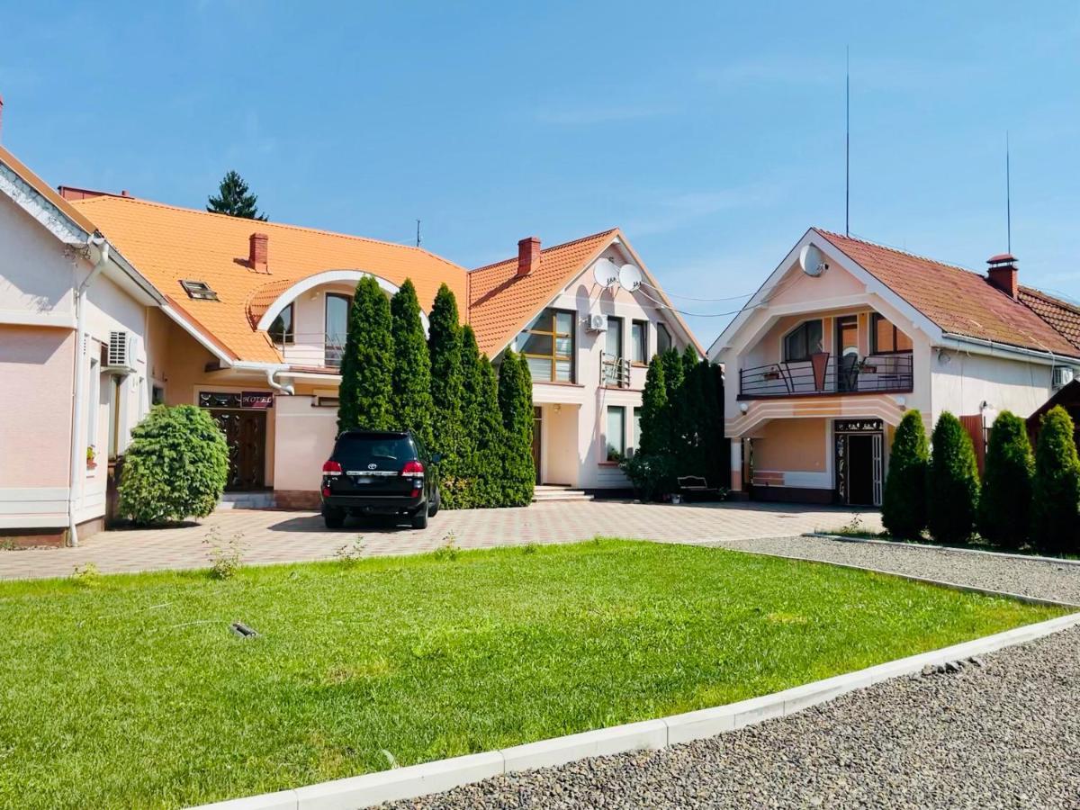 U Anity Hotel Oezjhorod Buitenkant foto