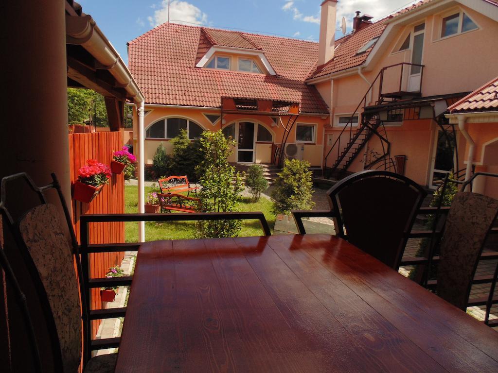 U Anity Hotel Oezjhorod Buitenkant foto