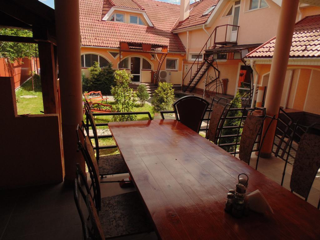 U Anity Hotel Oezjhorod Buitenkant foto